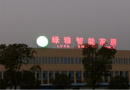 龙南楼顶冲孔发光字是怎么安装的?